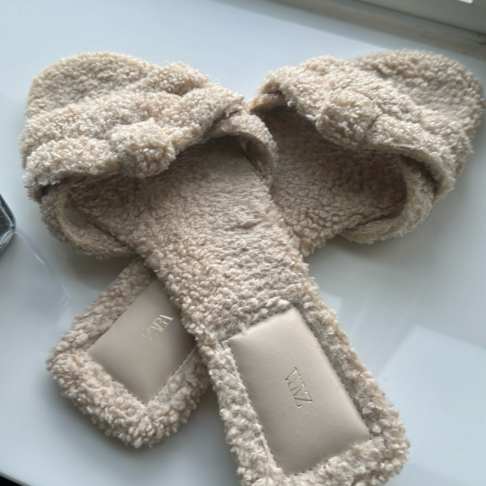 Zara beige barely worn teddy sandals
